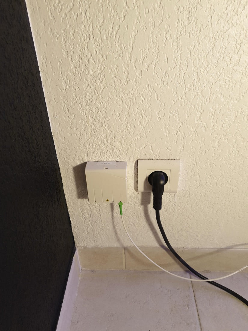 Câble fibre SpeedOptic branché sur la prise terminale optique Free