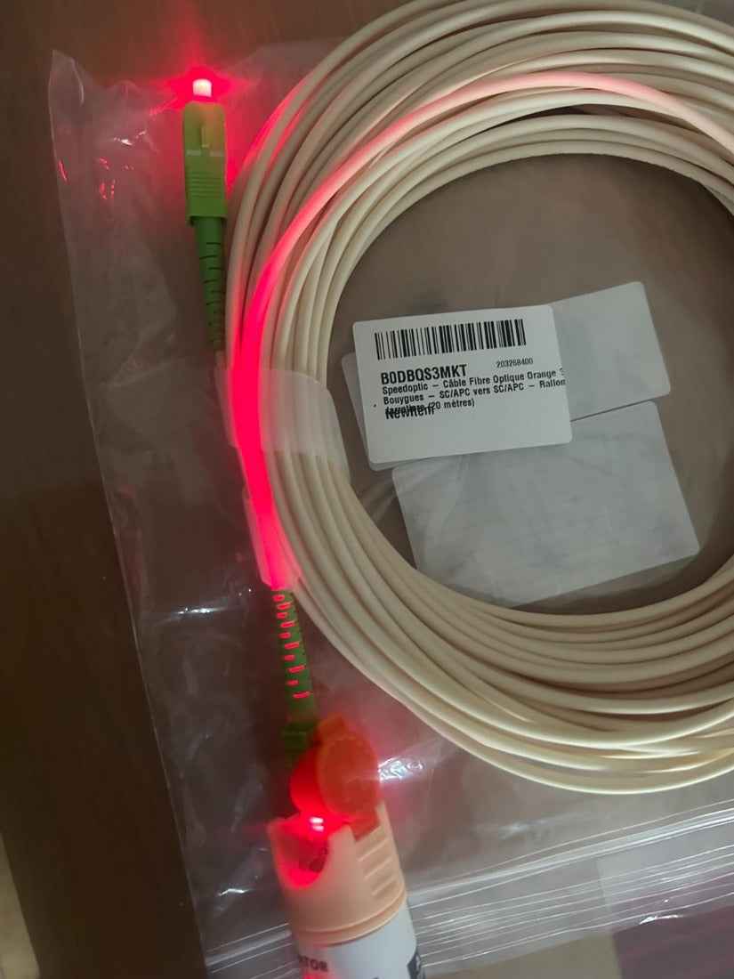 Câble fibre SpeedOptic 20 m testé au laser rouge, continuité parfaite